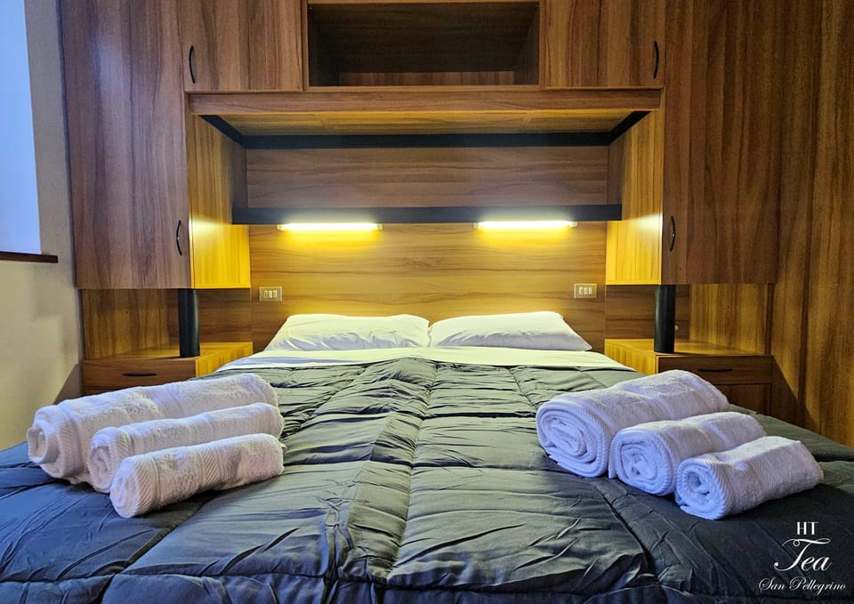 Desk, soundproofing, WiFi (free), bed sheets