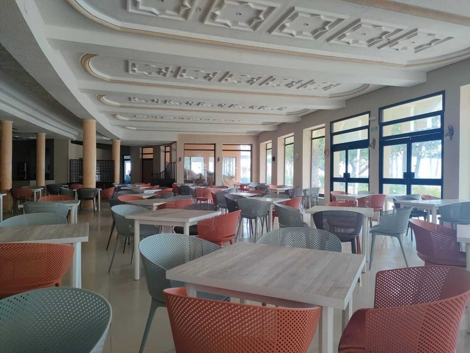 2 restaurants; breakfast, lunch, and dinner served