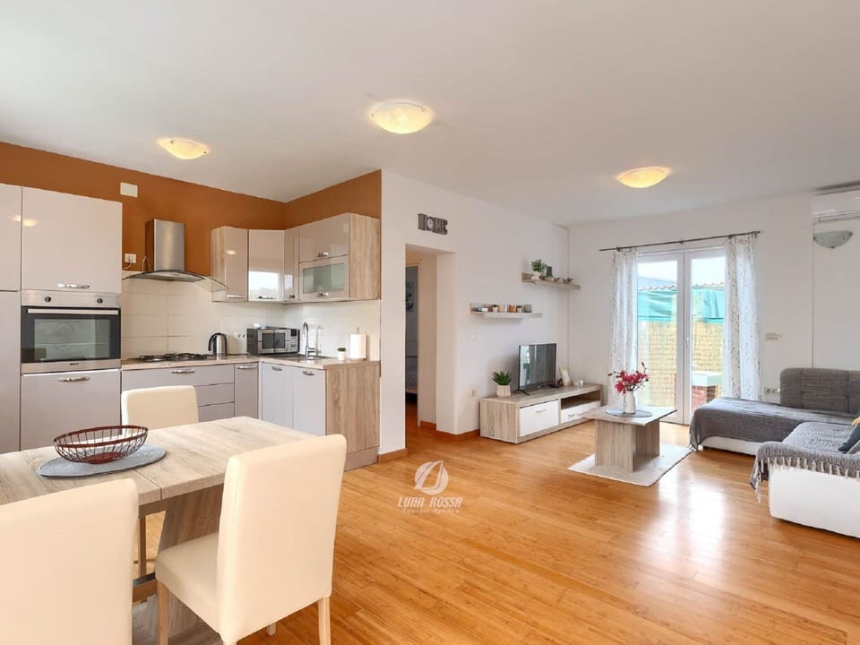 House | Private kitchen | Electric kettle, cookware/dishes/utensils