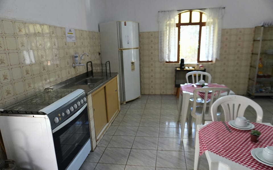 Full-size fridge, microwave, oven, stovetop
