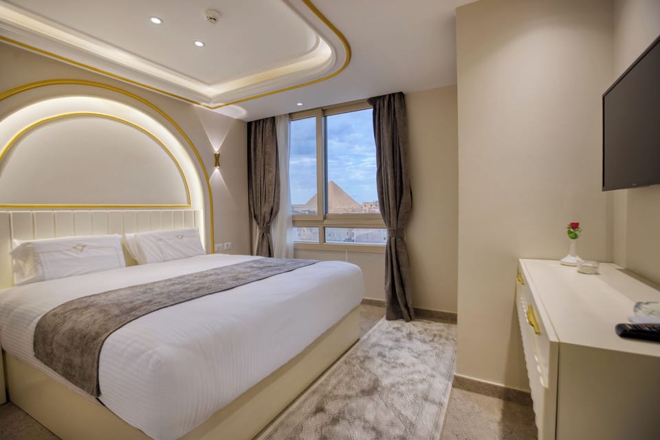 Deluxe Double Pyramids View | Minibar, iron/ironing board, free WiFi