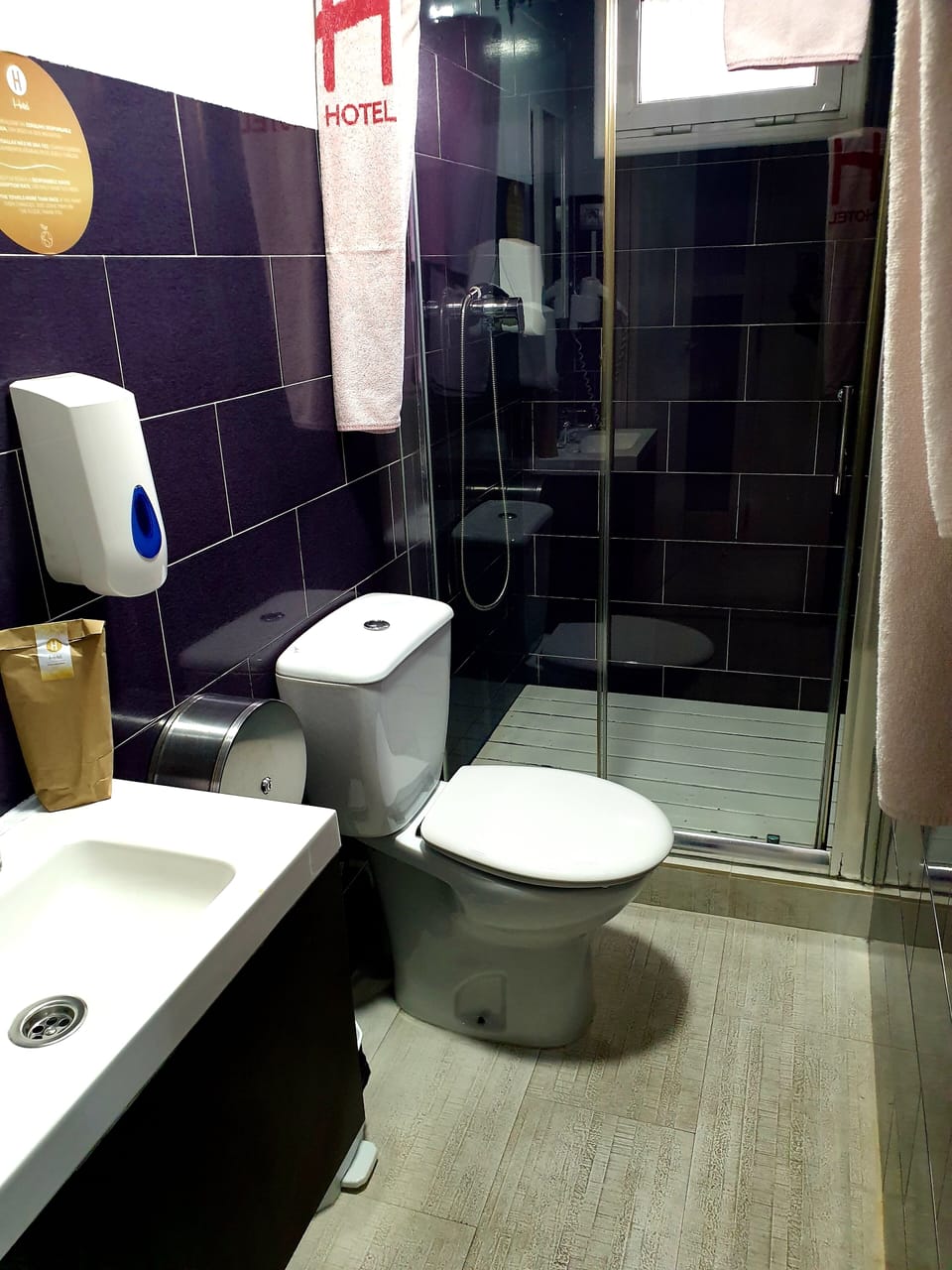 Economy Double Room, Private Bathroom | Bathroom | Hair dryer, towels