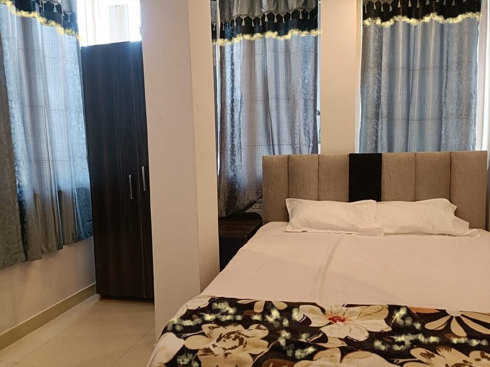 Luxury Double Room, City View | Premium bedding, Select Comfort beds, laptop workspace, bed sheets