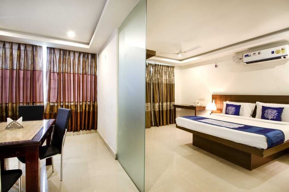 Business Suite, 1 King Bed with Sofa bed | Desk, laptop workspace, blackout drapes, soundproofing