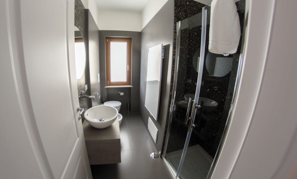 Classic Double Room, Garden View | Bathroom | Shower, hair dryer, bidet, towels