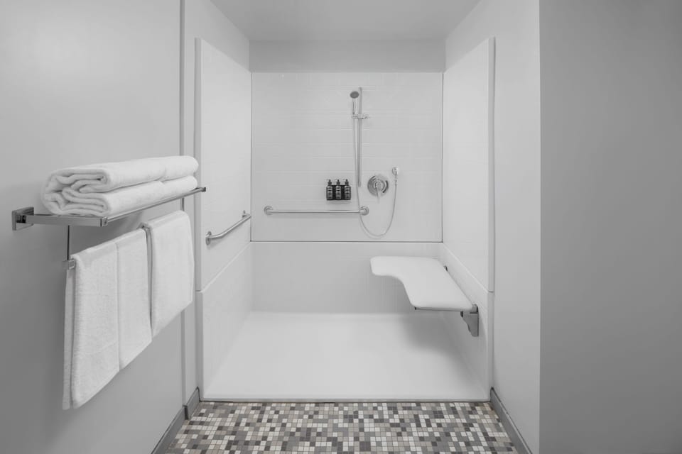 Classic Room, 1 Queen Bed, Roll-in Shower | Bathroom | Shower, designer toiletries, hair dryer, slippers
