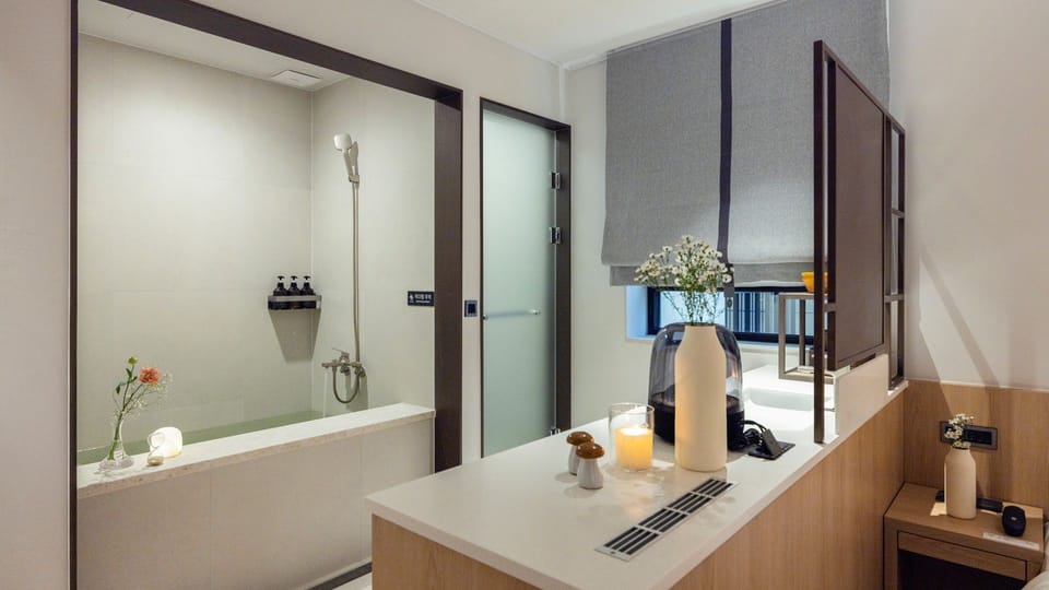 Deluxe A | Premium bedding, blackout drapes, soundproofing, free WiFi