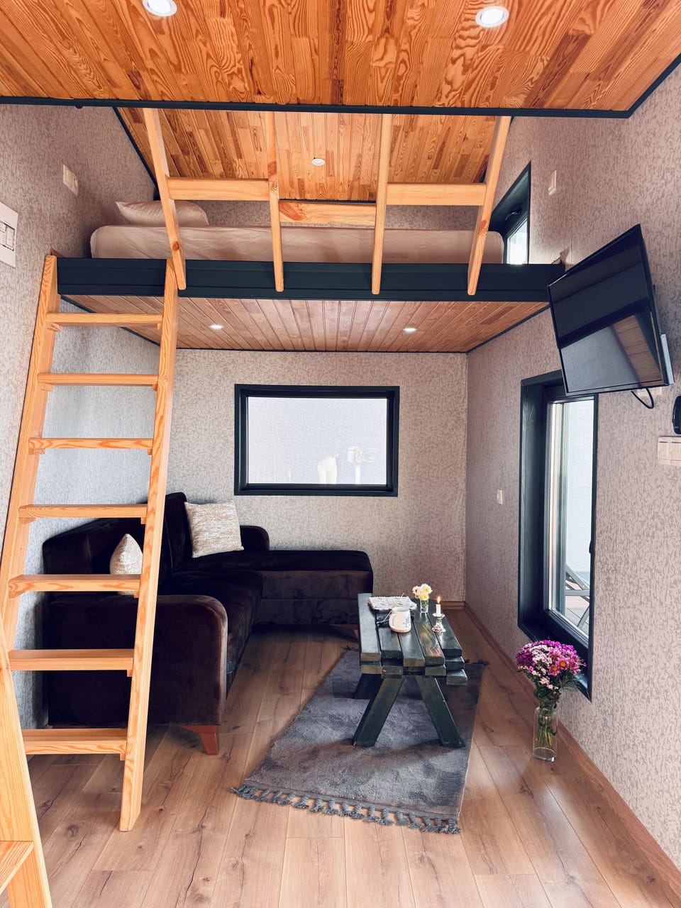 Tiny Home with Classic Loft Bed Lake View | Minibar, individually decorated, desk, free WiFi
