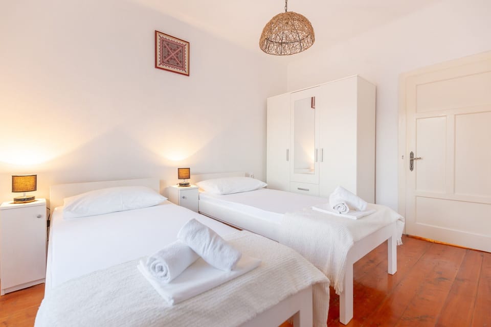 4 bedrooms, iron/ironing board, free WiFi