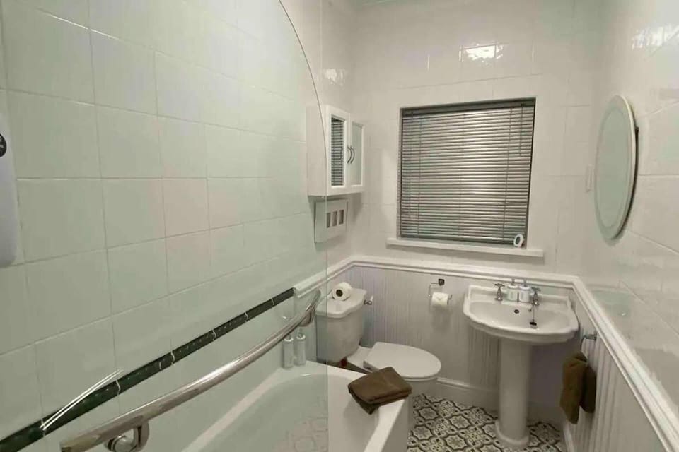 4 Bed House - Parking, Pets, Marina & Sea Views House in Torquay