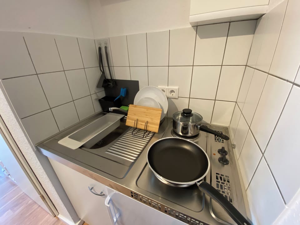 Apartment, 2 Twin Beds | Private kitchen | Fridge, stovetop, toaster, cookware/dishes/utensils