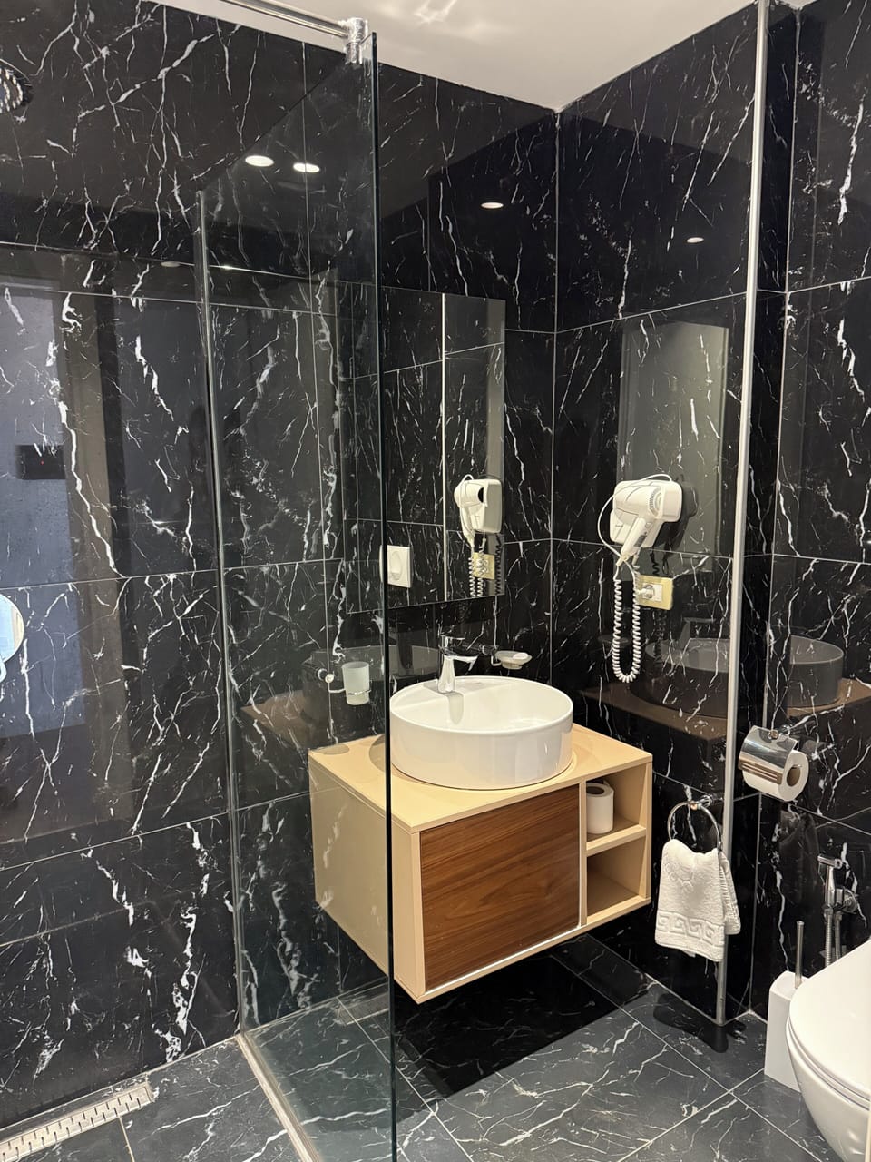 Comfort Double Room, Sea View | Bathroom | Shower, rainfall showerhead, free toiletries, hair dryer