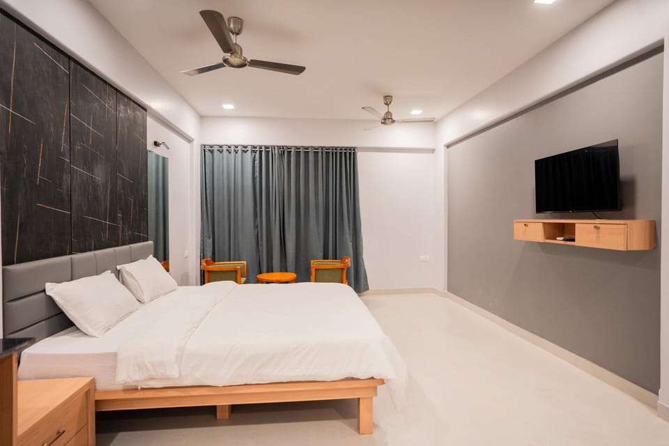 Superior Double Room, Balcony, Sea View | Laptop workspace, iron/ironing board, free WiFi