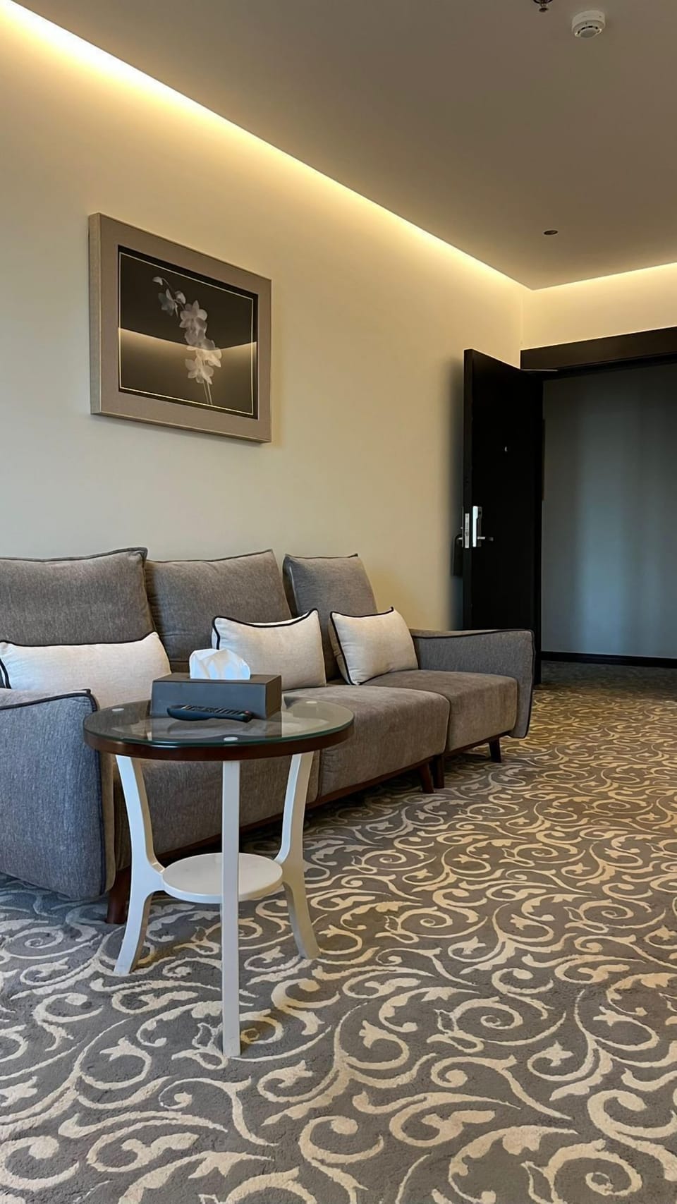 Executive Suite, 1 King Bed | Laptop workspace, soundproofing, free WiFi