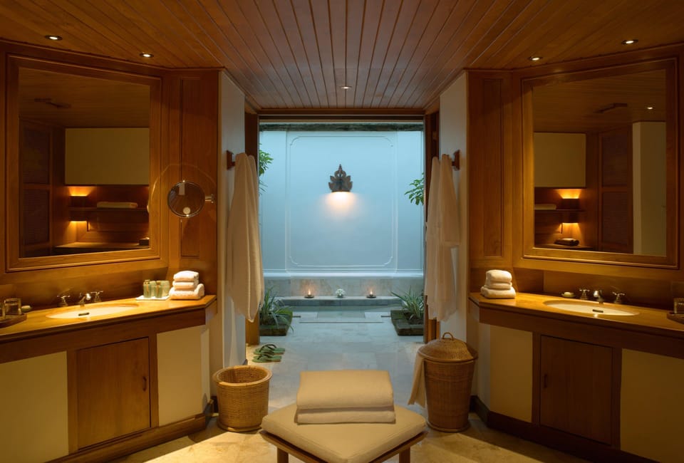 Amandari One-Bedroom Villa | Bathroom | Separate tub and shower, free toiletries, hair dryer, bathrobes