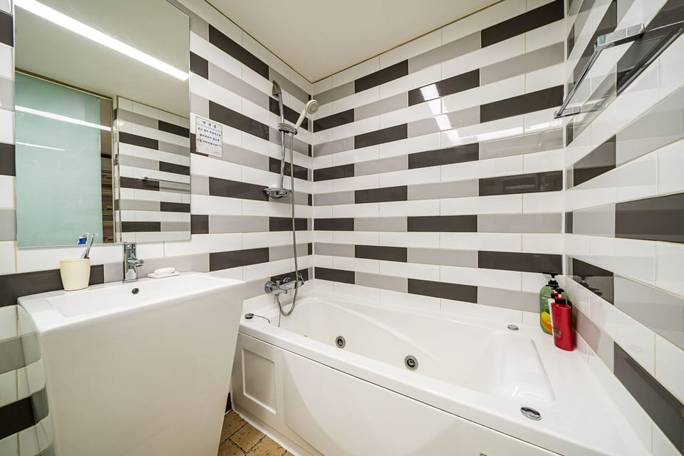 Deluxe Double Room | Bathroom | Shower, free toiletries, hair dryer, bathrobes
