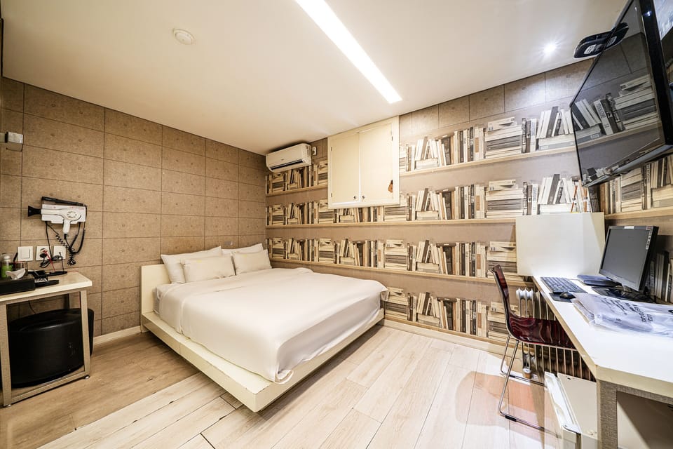 Deluxe Double Room | Laptop workspace, free WiFi, bed sheets