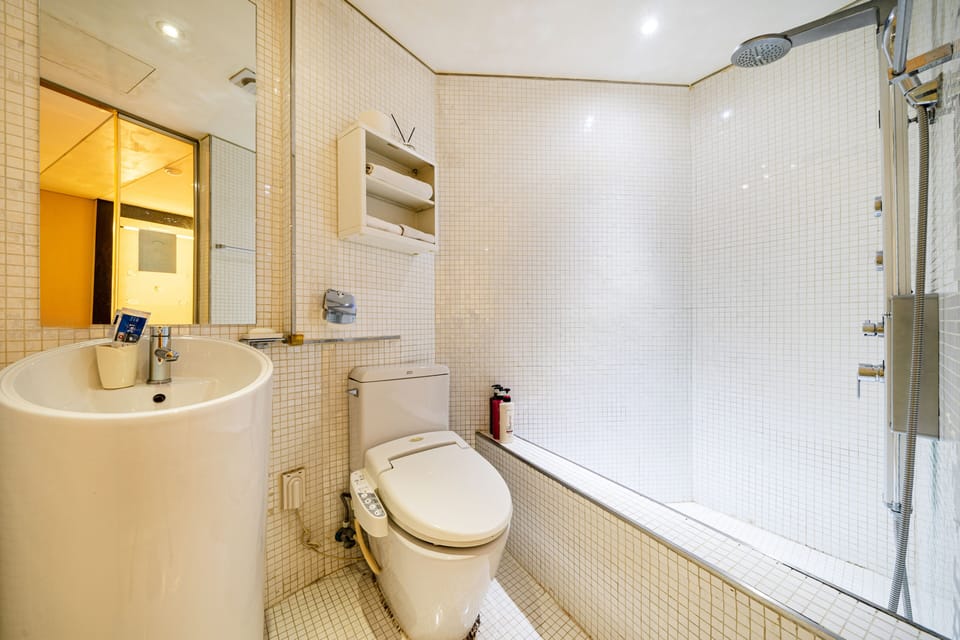 Deluxe Double Room | Bathroom | Shower, free toiletries, hair dryer, bathrobes