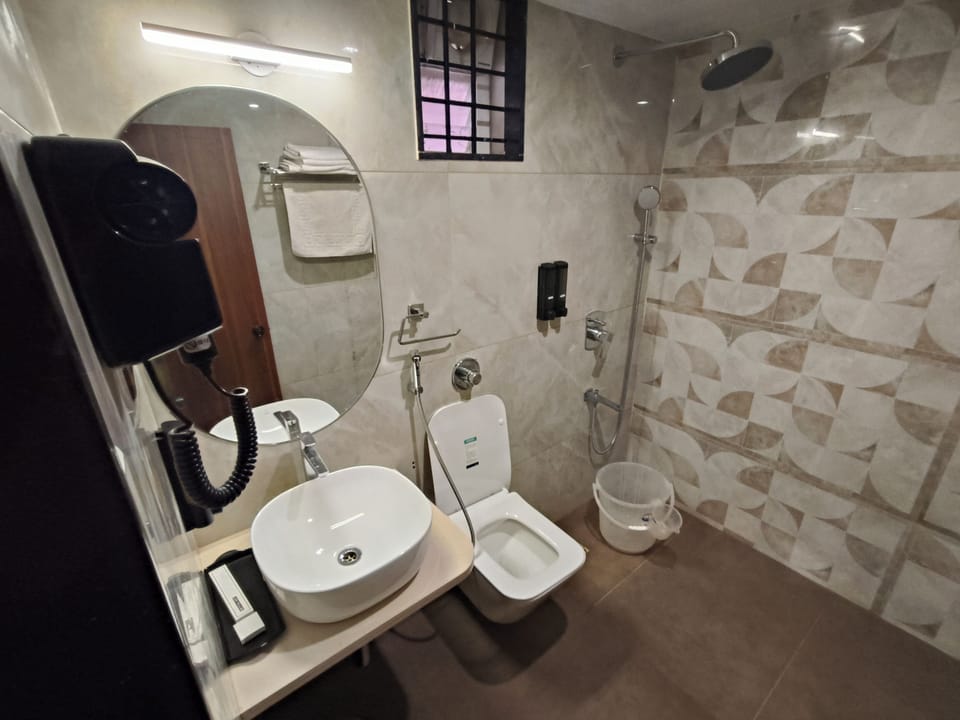 Standard Double Room | Bathroom | Shower, towels, soap, shampoo