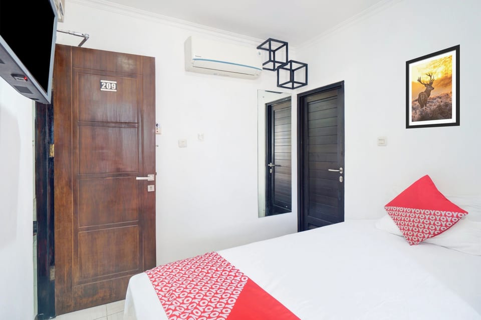 Premium bedding, laptop workspace, free WiFi, bed sheets