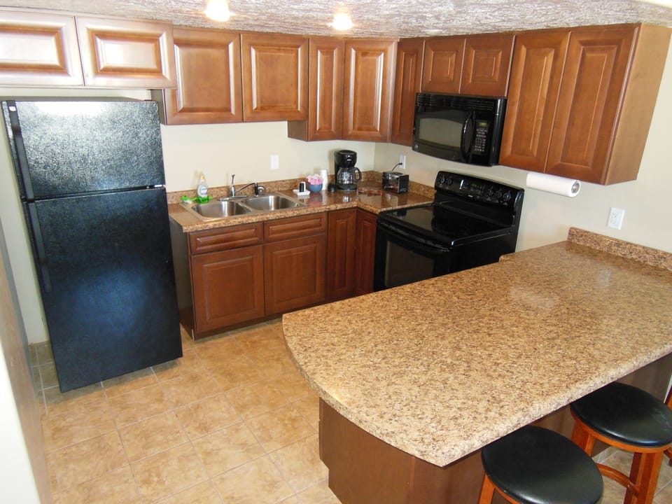 Apartment (King) | Private kitchen | Fridge, microwave, coffee/tea maker