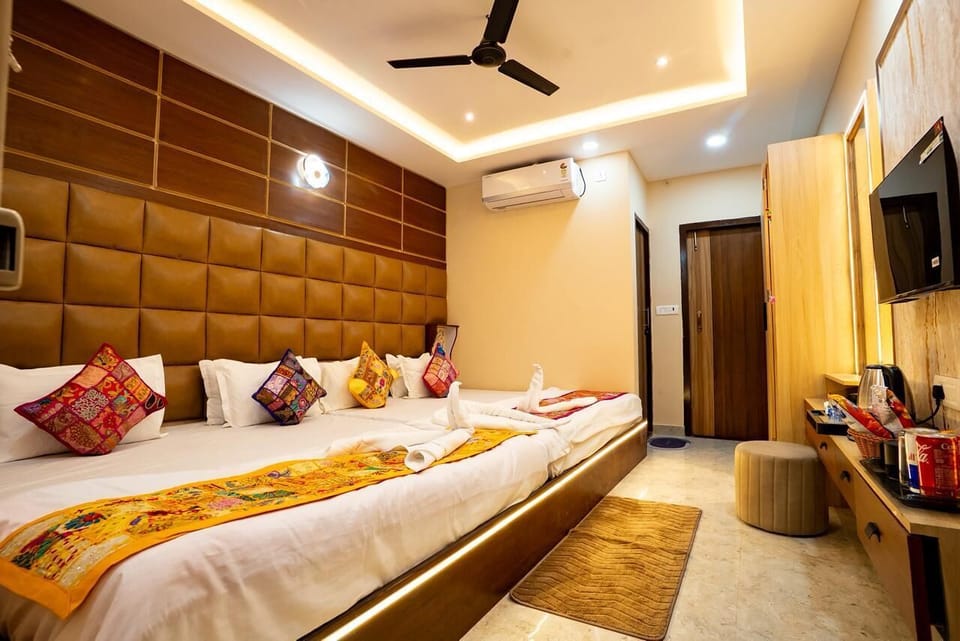 Family Room | In-room safe, desk, laptop workspace, iron/ironing board