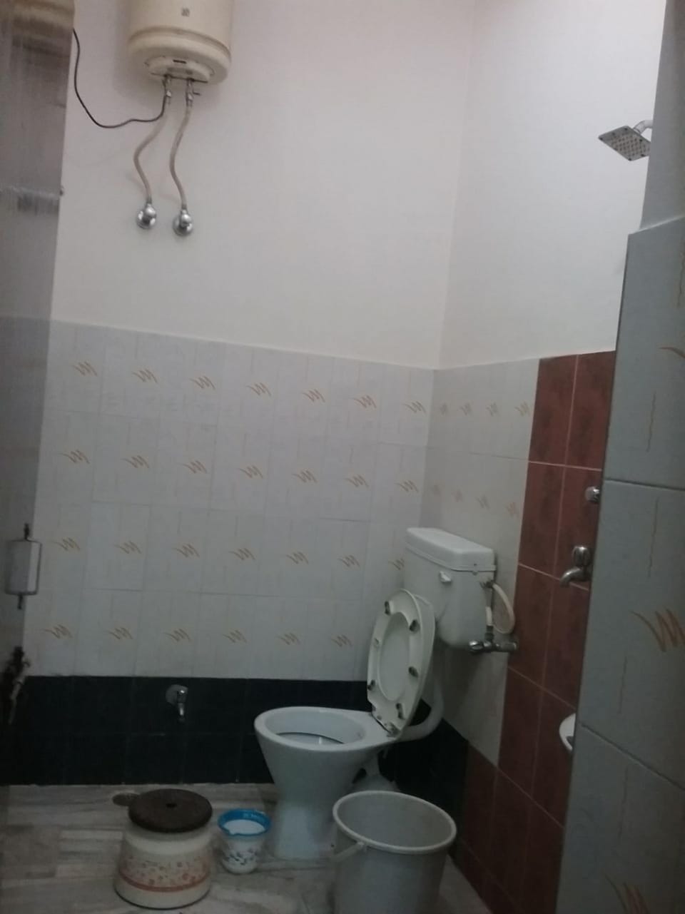 Teerth basic Room common Bathroom  | Bathroom | Shower, free toiletries, hair dryer, towels