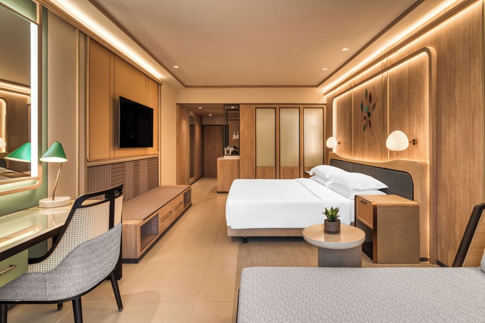 Club Deluxe Premium King | Hypo-allergenic bedding, pillowtop beds, in-room safe, desk