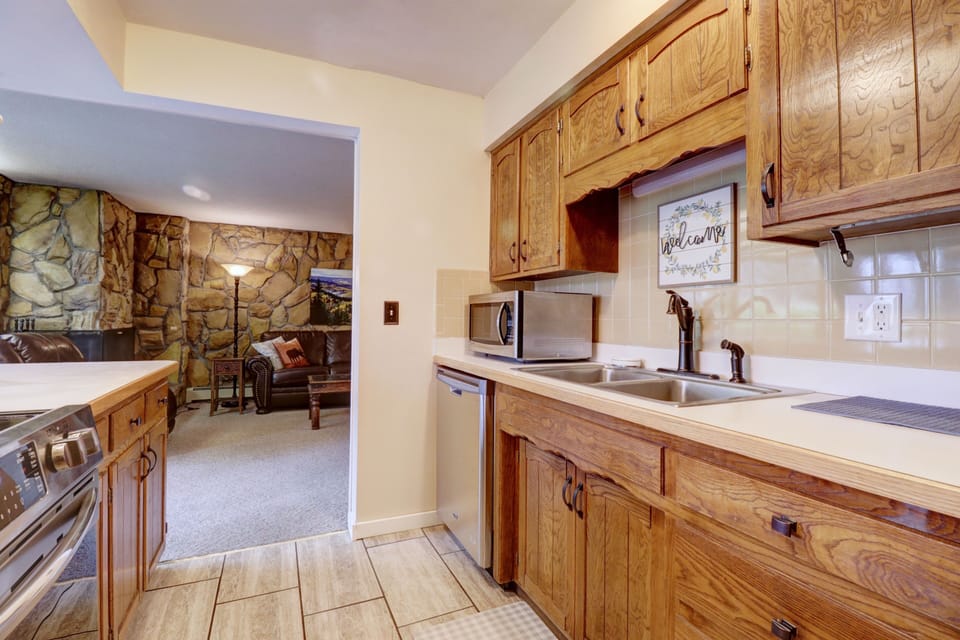 Condo, 2 Bedrooms | Private kitchen | Fridge, oven, coffee/tea maker, toaster