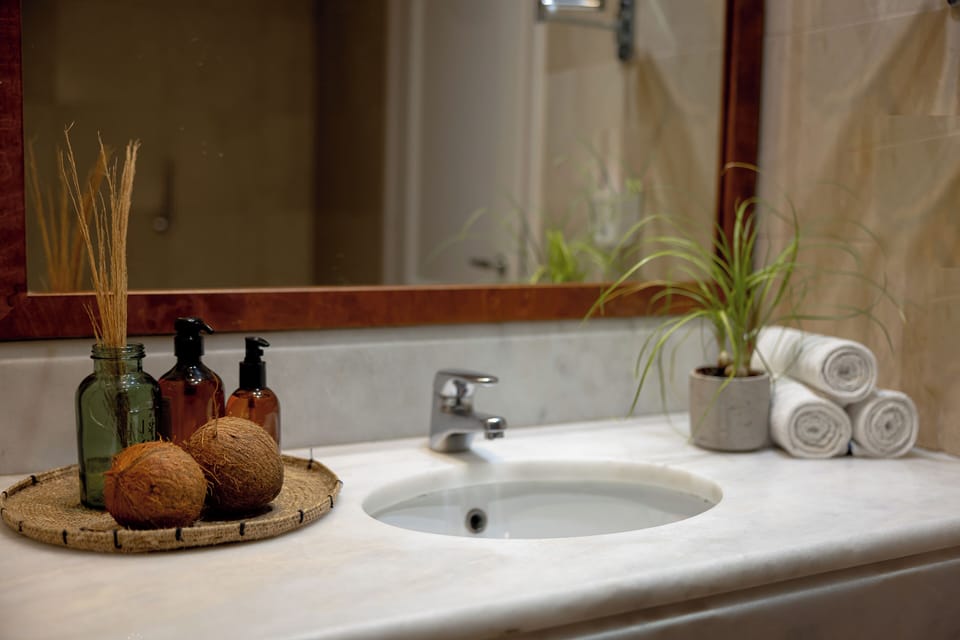 Combined shower/tub, deep soaking tub, rainfall showerhead