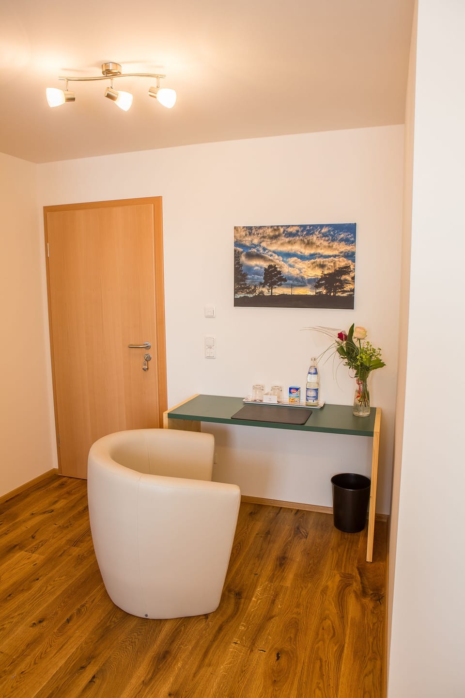 1 bedroom, premium bedding, pillowtop beds, desk