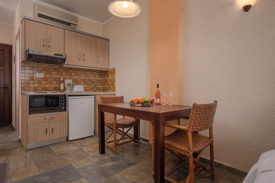 Double Room, Sea View | Private kitchen | Mini-fridge, oven, stovetop