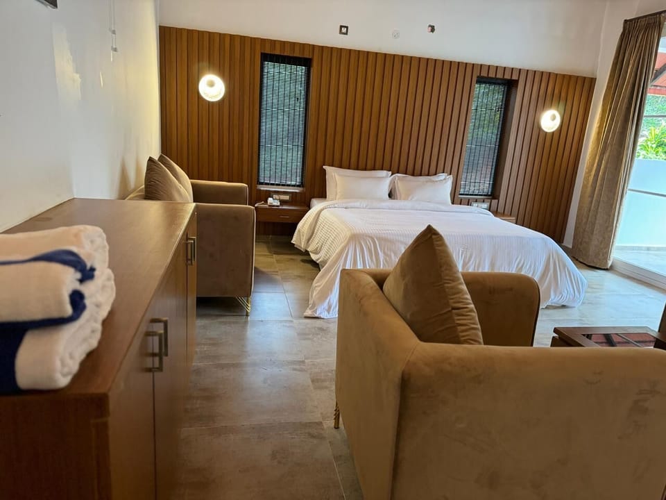 Premium bedding, in-room safe, blackout drapes, soundproofing