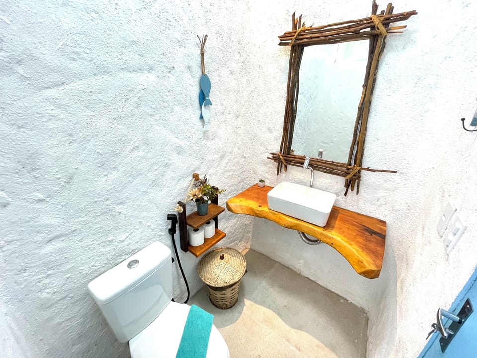 Quarto casal básico sem vista mar | Bathroom