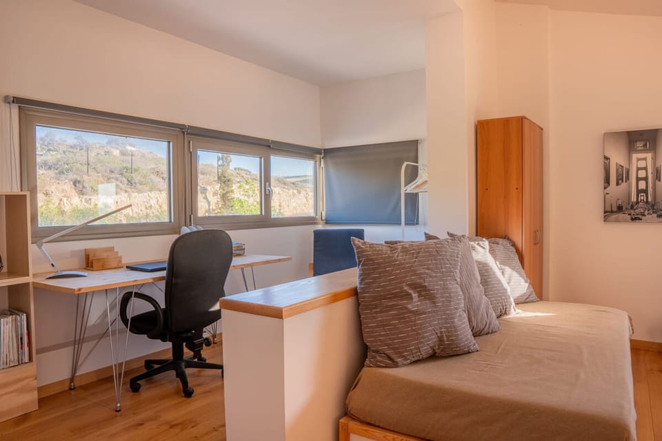 House | 4 bedrooms, desk