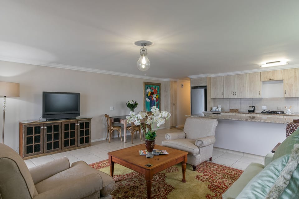 Room 8 - Superior | Living area | Flat-screen TV