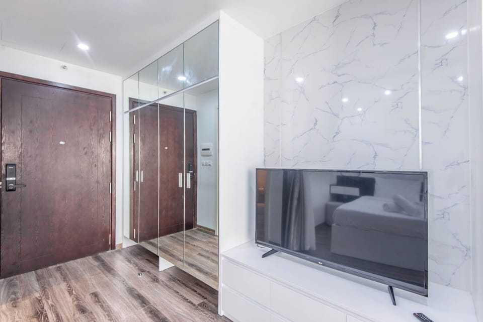 Deluxe Suite, City View | Bathroom | Free toiletries, hair dryer, slippers, towels