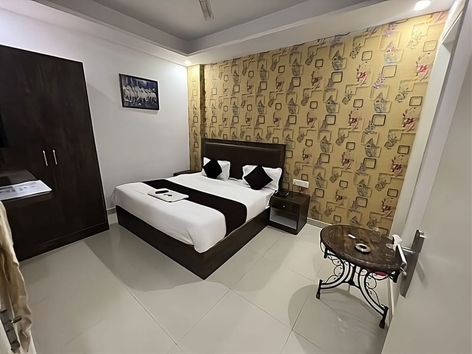 Double Room, City View | Desk, soundproofing, free WiFi