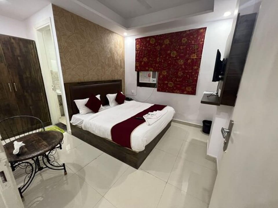 Double Room, City View | Desk, soundproofing, free WiFi