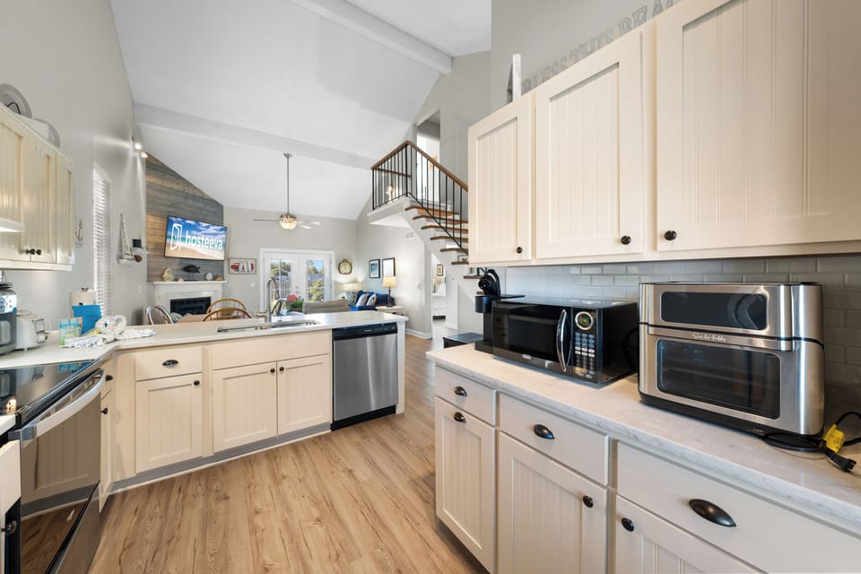 Signature Condo, 3 Bedrooms, Fireplace, Lakeside | Private kitchen | Fridge, microwave, oven, stovetop