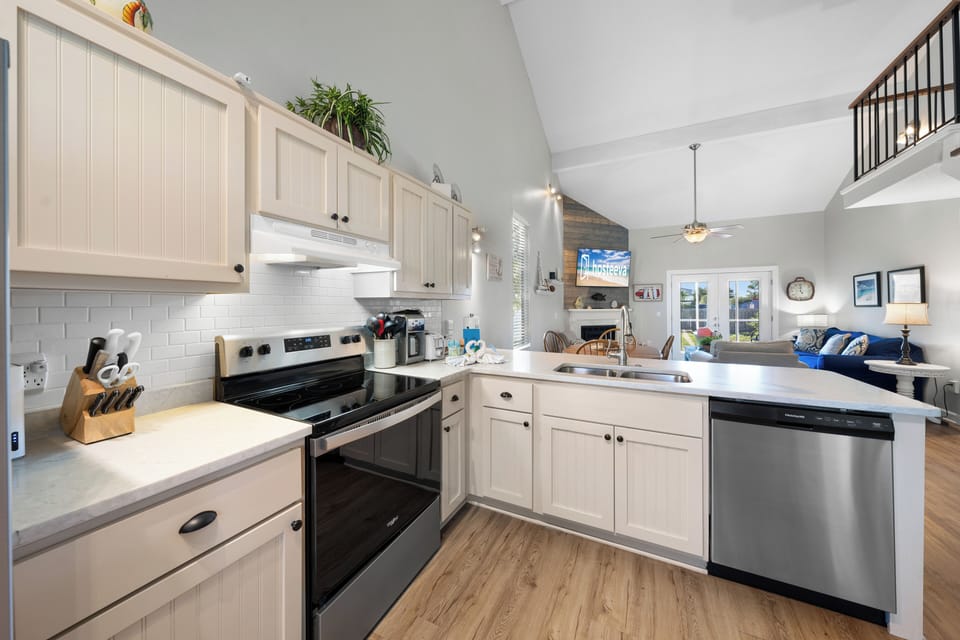 Signature Condo, 3 Bedrooms, Fireplace, Lakeside | Private kitchen | Fridge, microwave, oven, stovetop