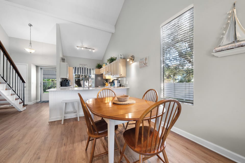 Signature Condo, 3 Bedrooms, Fireplace, Lakeside | In-room dining