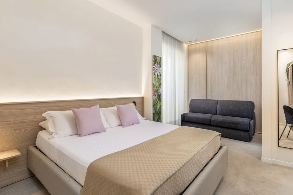Junior Suit Passiflora | Minibar, in-room safe, desk, laptop workspace