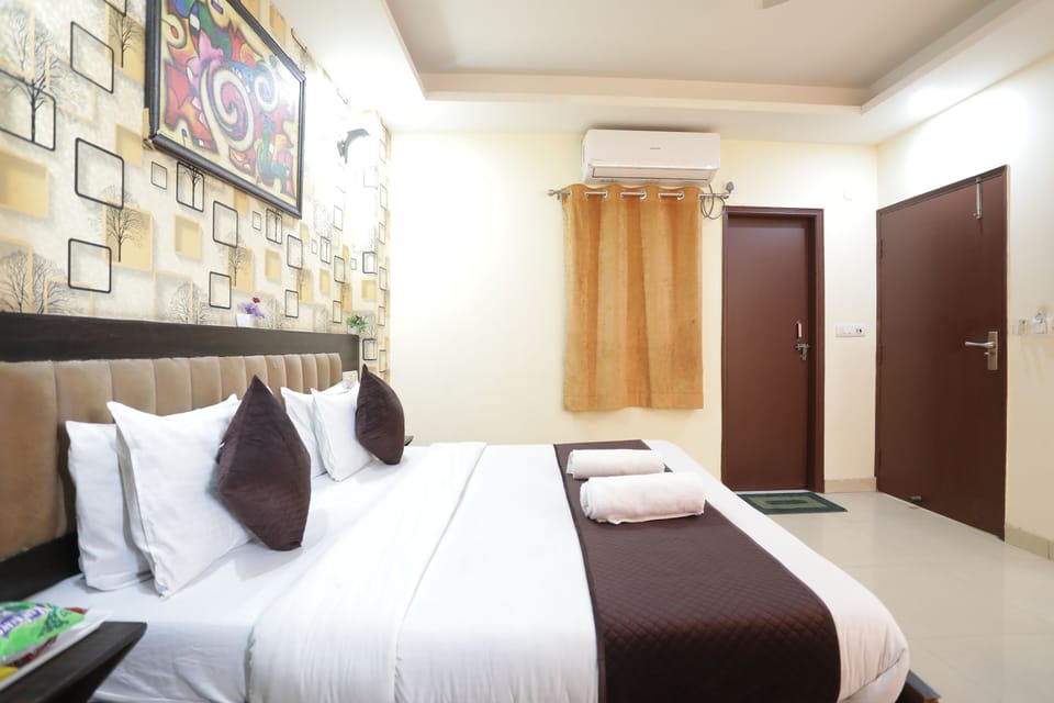 Deluxe Double or Twin Room, Balcony, City View | In-room safe, laptop workspace, soundproofing, free WiFi