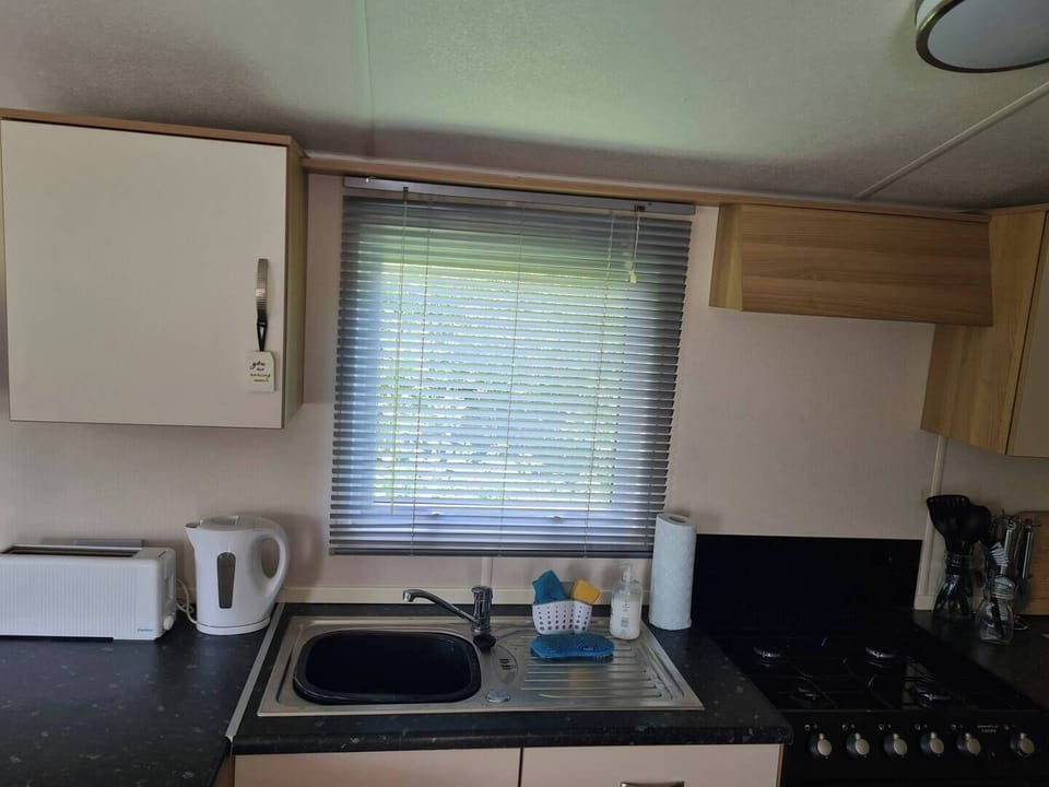 Cabin | Private kitchen | Fridge, microwave, oven, stovetop