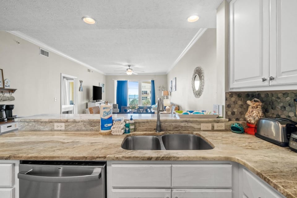 Condo, Ocean View | Private kitchen | Full-size fridge, microwave, oven, stovetop
