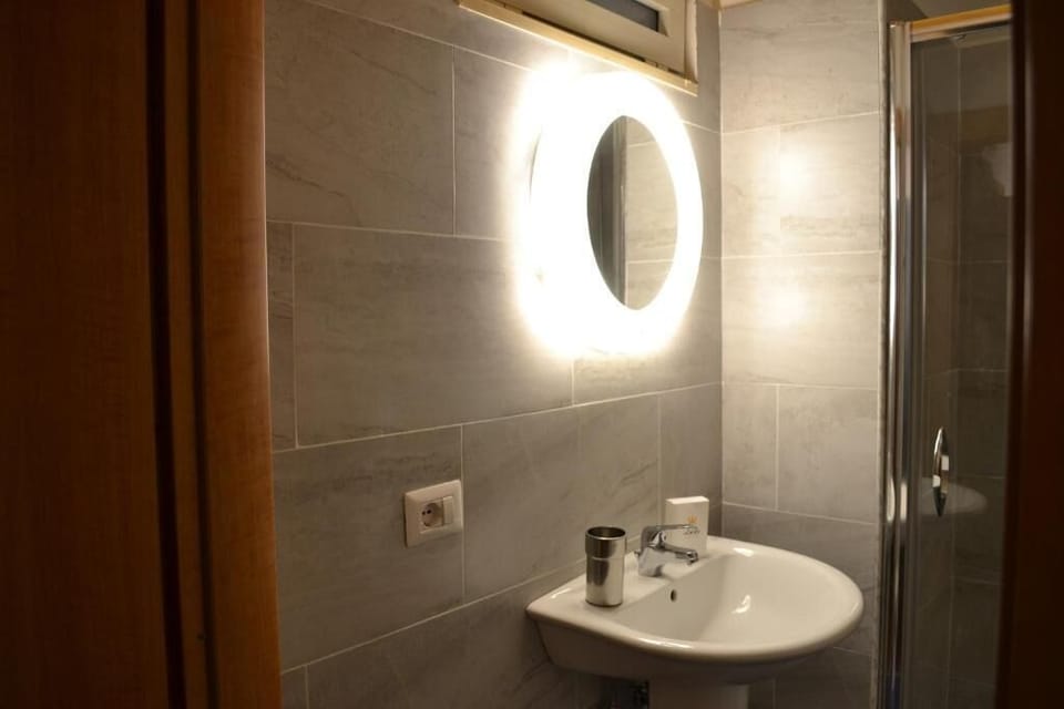 Basic Double Room | Bathroom | Shower, hair dryer, bathrobes, bidet