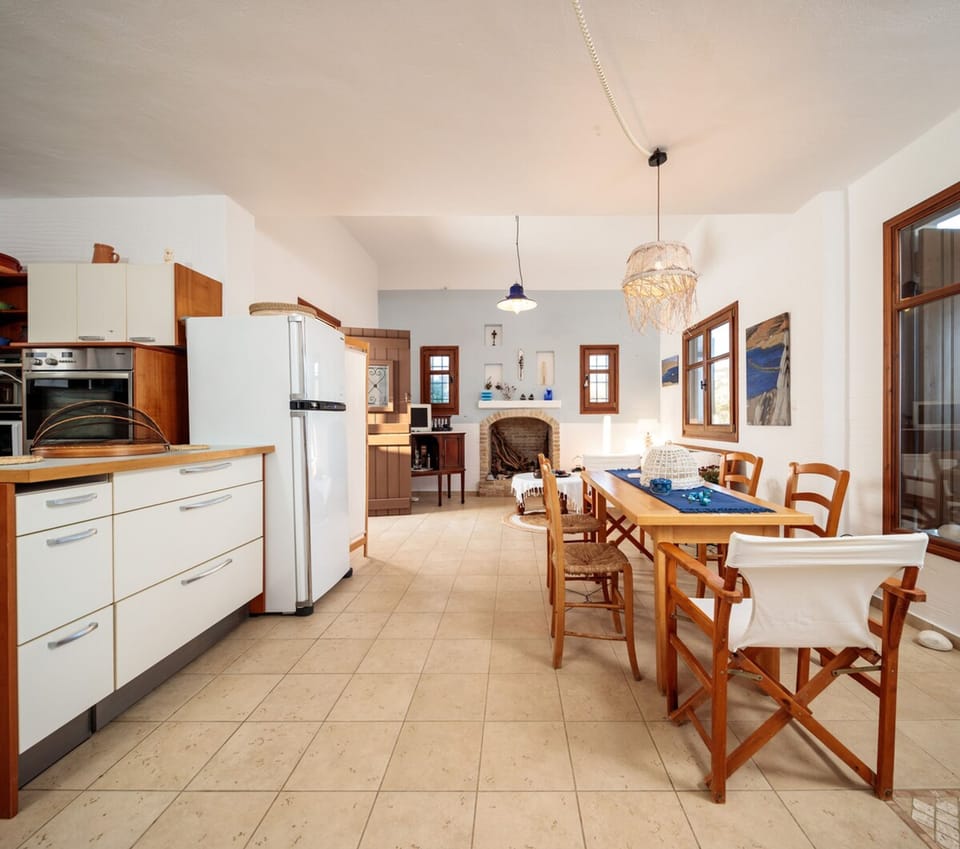 House | 4 bedrooms, desk