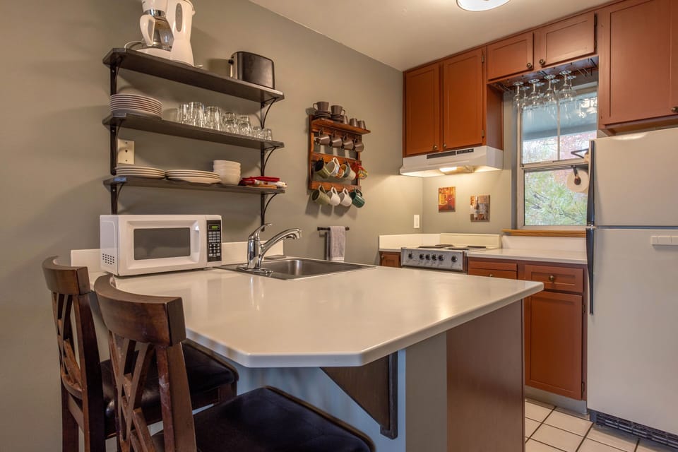 Condo, 1 Bedroom | Private kitchen | Fridge, oven, stovetop, coffee/tea maker