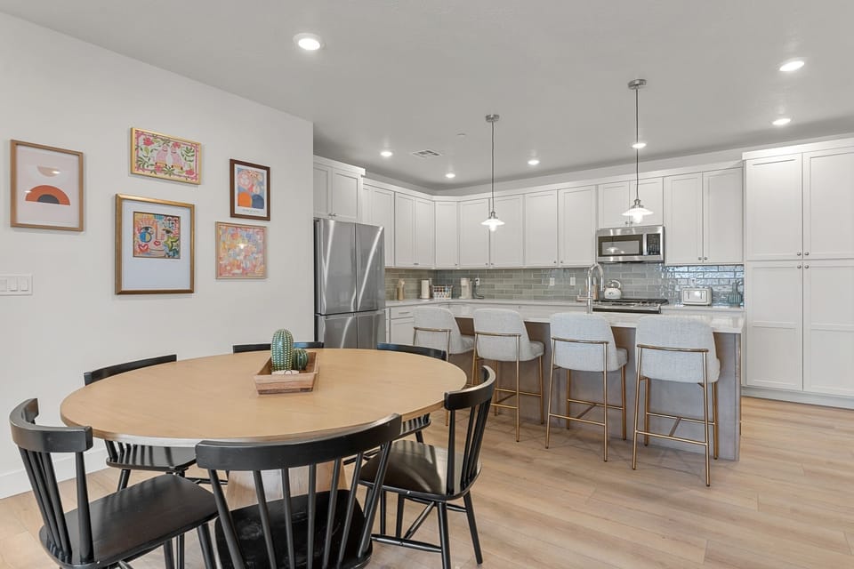 Condo, 3 Bedrooms | Dining